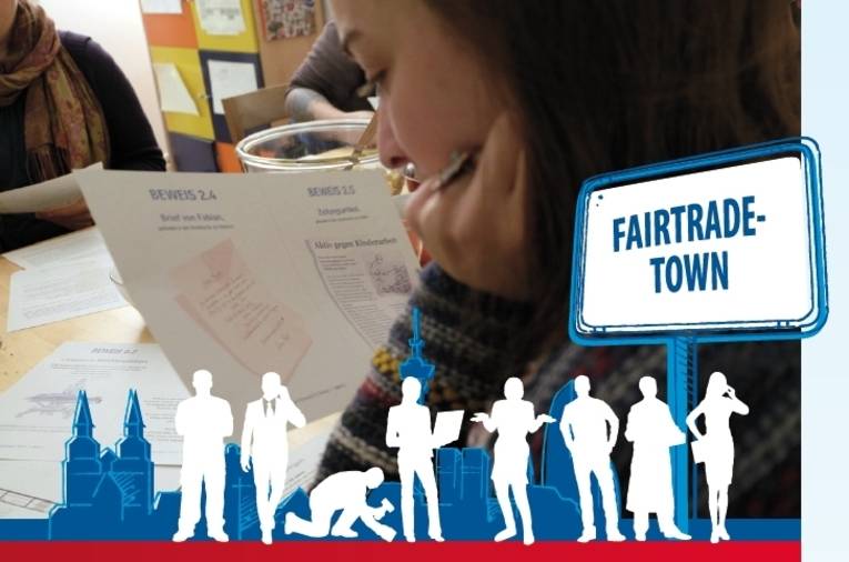 Eine Frau liest einen Text. Im Vordergrund eine Grafik mit Stadt-Silhouette und Menschen sowie einem Schild mit der Aufschrift "Fairtrade Town".